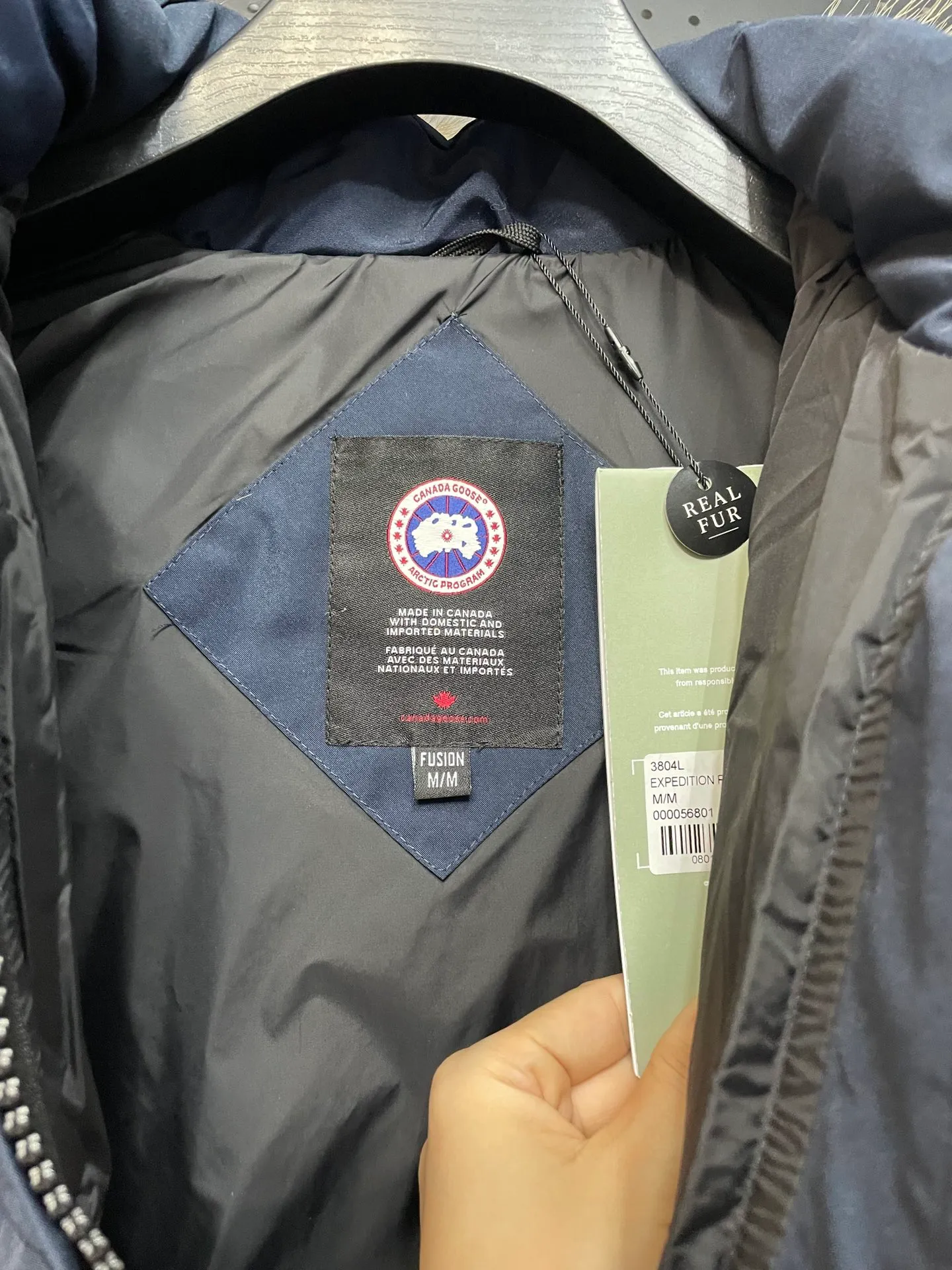 P880 Navy Blue Canadian CANADA GOOES 04 Style/Women's Style. Canada Goose is the Rolls-Royce of down jackets. Both Arctic and Antarctic scientific expedition teams and others choose Canada Goose as their cold-proof equipment.  ➖ Industry-leading anti-counterfeiting chip sensing.  ➖ Imported Behringer embroidery machines and customized embroidery labels, the highest level and industry leading.  ➖ Imported Korean 21-count polyester-cotton blended original fabric, TC85 waterproof coated fabric, water-repellent, windproof and wear-resistant.  ➖ The new national standard 80 white duck down is filled with an average of 520 grams of down. The amount of down filled is industry-leading.  ➖ 100% nylon lining with double double-layer sealing design to prevent velvet running, and seamless thread design on the cuffs!  ➖ Western Canadian Green Wolf Collar.  ➖ Yoshida YKK provides original factory-customized electroplated sliders. YKK two-way lockable zippers are tight and smooth and do not peel off paint.  ➖ 3M composite Velcro is durable and the accessories and hardware are all custom-made. Only for the purest goose, the most dedicated, the most professional, the highest quality, the highest cost performance!    SIZE:XS-XXL